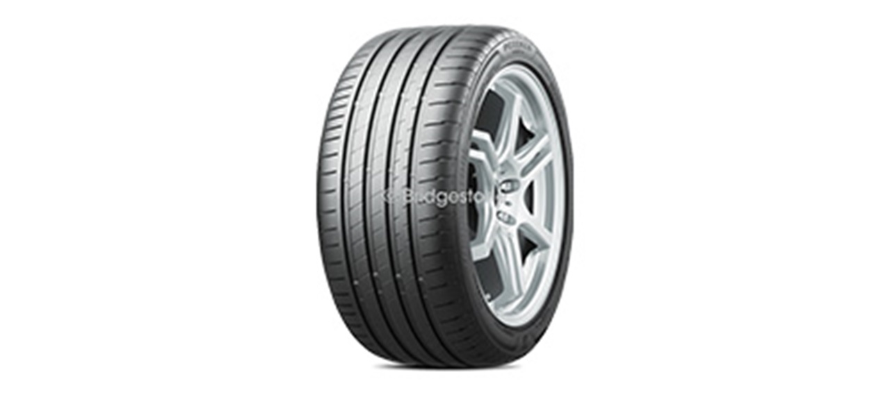 What is a wheel alignment? Find a store near you for your wheel alignment service. Image of a tyre.